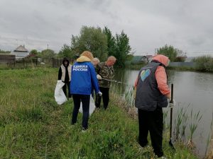 19 мая в ТУ Новохаритоновское очистили берега пруда в д.Кузяево от мусора