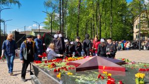 В территориальном управлении Удельная возложили цветы к мемориалу воинам поселка Удельная, павшим за Родину