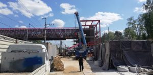 Продолжается остекление пролета надземного пешеходного перехода возле станции Удельной