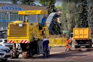 На территории у ДК «Сатурн» активно ведутся работы по благоустройству