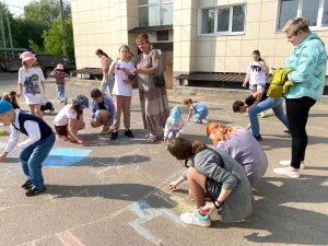 1 июня, сотрудники и участники клуба «Затейники» (ДК «Лель») провели для ребят детского садика развлекательную программу