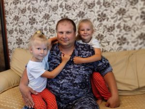 В День отца сотрудник Раменского ОВО ГУ Росгвардии по Московской области получил поздравление от любимых дочек