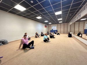 Занятия по спортивной гимнастике для старшего поколения проводят в СШ «Островецкая»