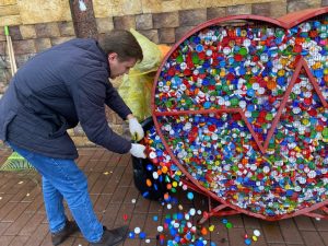 Раменские молодогвардейцы отправили на переработку пять больших пакетов с крышечками