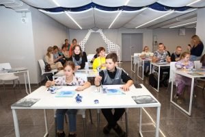 При поддержке «Женского движения Единой России» свыше 150 детей приняли участие в экскурсиях на производство Объединения «Гжель»