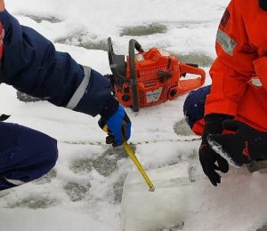 Раменские спасатели проверяют толщину льда на водоемах