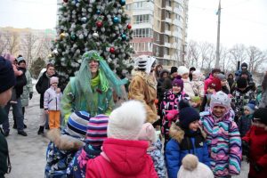 Депутат — член фракции партии «Единая Россия» Константин Ильин принял участие в новогодней елке