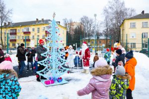 Партийцы организовали праздник для детей и взрослых во дворе