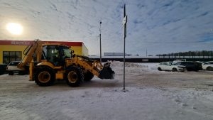 Коммунальные и дорожные службы продолжают вывозить снег