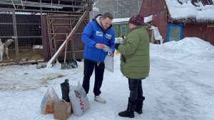 Молодогвардейцы передали необходимые продукты в приют для животных