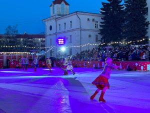 Ледовое шоу Татьяны Навки «Байки русской балалайки» проходит сегодня на Комсомольской площади