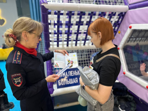 Посетителям торгового центра напомнили о правилах перевозки детей