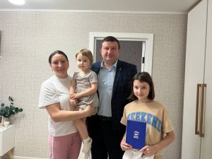 Единороссы поздравляют с Днем защитника Отечества семьи участников СВО