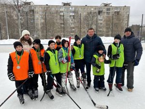 Единороссы провели турнир по дворовому хоккею в рамках Всероссийского зимнего марафона «Сила России»