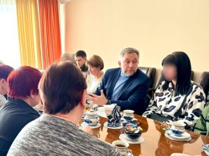 В Раменском городском округе депутат Мособлдумы Олег Жолобов поздравил семьи участников СВО с 8 Марта