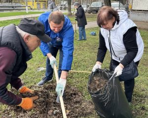 Партийцы приняли участие в общегородском субботнике