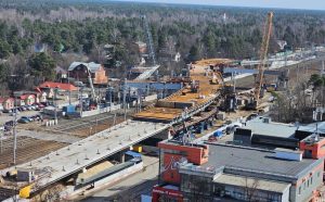 Завершен монтаж боковой секции ригеля опоры № 5 строящегося путепровода в районе платформы Быково