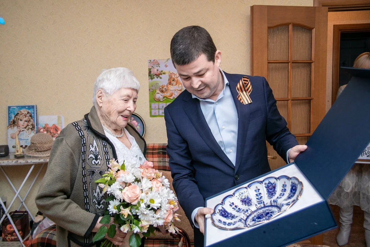 Накануне Дня Победы врип главы Раменского городского округа Эдуард Малышев  поздравил с наступающим праздником ветеранов. Вручил поздравительный адрес  от губернатора Московской области Андрея Воробьева, сертификаты и корзины  от раменского бизнеса ...