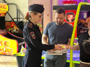 Госавтоинспекция и Рамавтодор напомнили посетителям кинотеатра о соблюдении ПДД