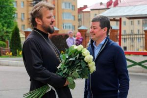 Эдуард Малышев посетил Троицкий храм и познакомился с его настоятелем игуменом Никодимом