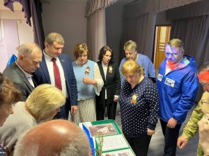 Партийцы приняли участие в открытии Парты Героя в память об Александре Гордееве Мероприятие прошло в Клишевской общеобразовательной школе №12