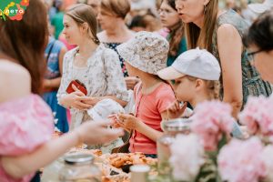 16 июня волонтеры провели Пионовый фестиваль в усадьбе Быково Раменского округа 