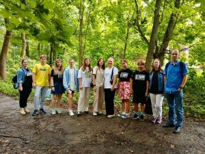 Волонтеры-экологи клуба «Делай» Раменского молодежного центра приняли участие в уборке территории исторической усадьбы Марьино.