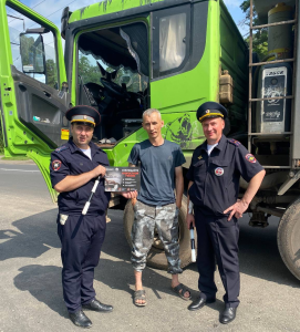 Сотрудники Госавтоинспекции и Рамавтодора проводят профилактические мероприятия с водителями большегрузов