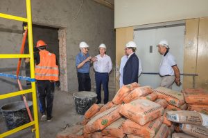 Врип главы Эдуард Малышев совместно с главврачом Раменской больницы Сергеем Маркитаном осмотрели терапевтический корпус и обсудили планы по ускорению завершения ремонтных работ.