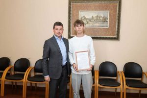 Эдуард Малышев вручил жилищный сертификат на покупку собственного жилья Григорьеву Мухамеду