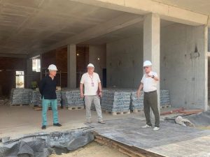 Депутат — член фракции «Единая Россия» Виктор Пронин проинспектировал ход строительства физкультурно-оздоровительного комплекса с бассейном и залом для бадминтона на улице Махова