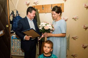 Эдуард Малышев посетил семью Лихановых, которая приехала к нам из Суджанского района Курской области