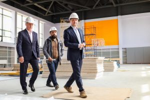 Секретарь местного отделения партии «Единая Россия» Эдуард Малышев проинспектировал ход строительства новой школы