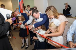 Секретарь местного отделения партии «Единая Россия» Эдуард Малышев принял участие в открытии новой школы на улице Высоковольтная