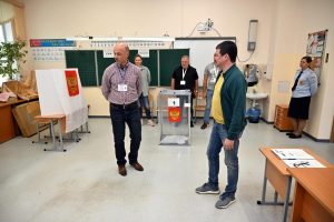 Секретарь местного отделения партии «Единая Россия» Эдуард Малышев посетил избирательные участки в Раменской гимназии №2