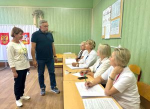 Депутат Московской областной Думы Олег Жолобов продолжает проверять избирательные участки в Раменском городском округе