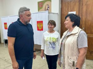 Депутат Московской областной Думы Олег Жолобов посетил участковые избирательные комиссии, расположенные в поселке Электроизолятор