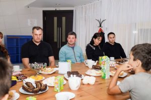 Врип главы Раменского округа Эдуард Малышев проверил размещение пострадавших жителей на базе футбольного клуба «Сатурн»