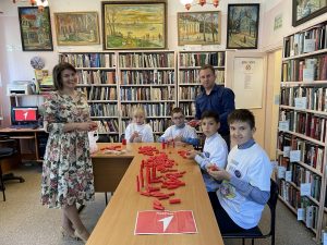 Активисты «Движения Первых» Удельнинской школы-интерната собирают ампульницы для бойцов СВО