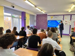 «Единая Россия» провела урок финансовой грамотности для старшеклассников