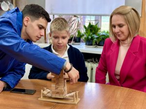 В преддверии Дня отца, который в России отмечается каждое третье воскресенье октября, единороссы организовали мастер-класс для детей бойцов СВО