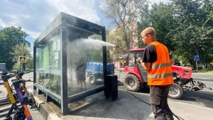 Специалисты «Мосавтодора» ликвидировали незаконную рекламу и граффити, нанесенные на объекты дорожной инфраструктуры в с. Гжель и п. Быково Раменского округа.