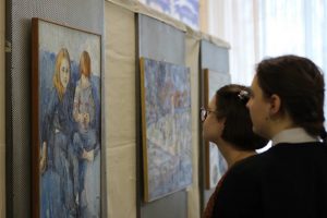 Выставка художницы Натальи Штольдер открылась в Гжельском государственном университете