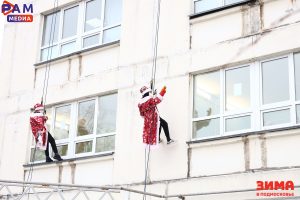 Альпинисты в костюмах Дедов Морозов повеселили маленьких пациентов