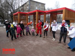 Новогодний праздник провели во дворе на ул.Коммунистическая