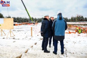 Секретарь местного отделения партии «Единая Россия» Эдуард Малышев посетил строительную площадку нового детского сада на улице Молодежной