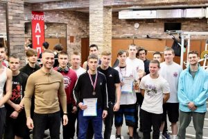 В Раменском молодежном центре прошли соревнования «Изометрический вис на турнике»