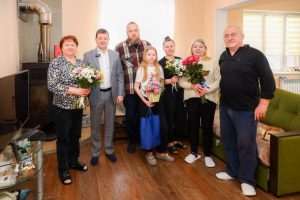 Секретарь местного отделения партии «Единая Россия» Эдуард Малышев поздравил ветерана боевых действий с наступающим Днем защитника Отечества