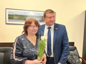 В преддверии Международного женского дня единороссы поздравляют женские коллективы округа