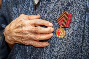 Глава Раменского округа вручил медаль к 80-летию Победы Пелагее Михальченковой